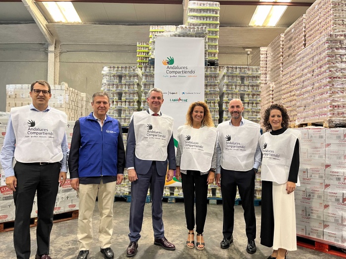 El presidente de Landaluz y consejero de Acesur, Alvaro Guillen, estuvo presente en el acto de entrega de los alimentos