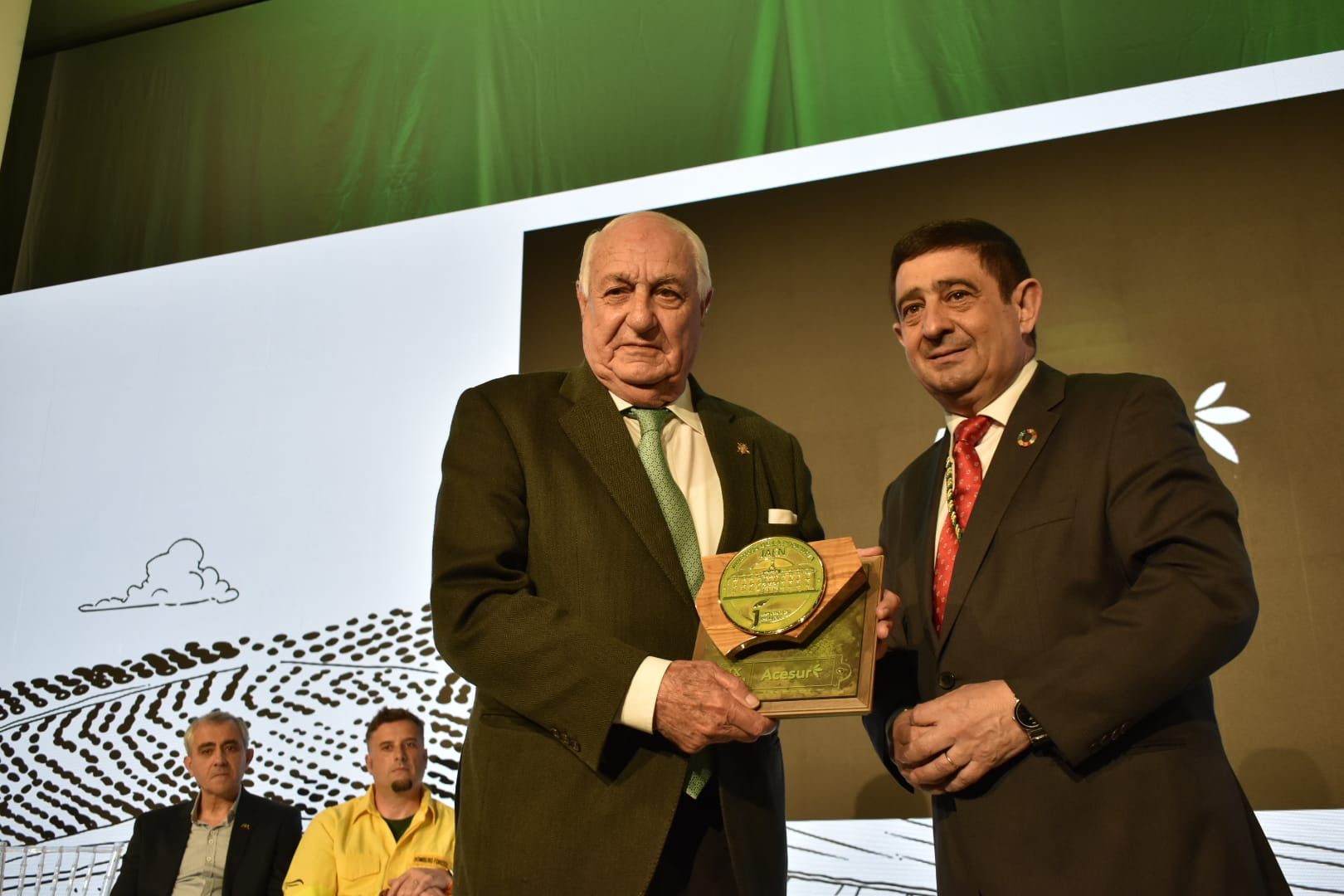 Francisco Reyes presents the award to Juan Ramón Guillén, president of Acesur