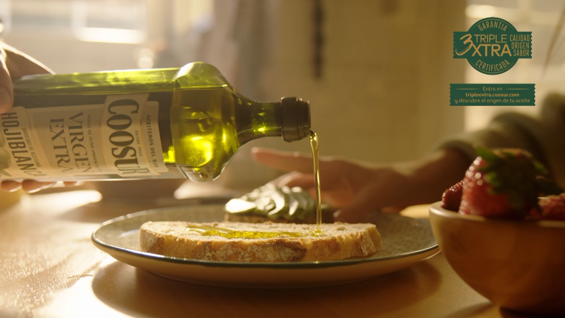 Botella de aceite de oliva virgen extra Coosur en formato spray de 400 ml sobre encimera de cocina.